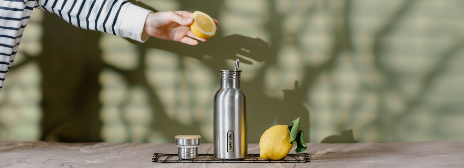 Garrafa térmica em aço inoxidável personalizada com logótipo mybrinde, brinde ecológico para hidratação sustentável