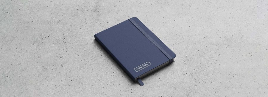 Caderno azul-marinho com capa dura personalizado com logótipo mybrinde, brinde corporativo para escrita e organização