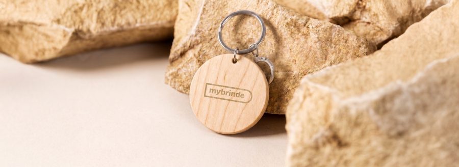 Porta-chaves redondo em madeira natural com logótipo mybrinde gravado, brinde ecológico sustentável personalizado