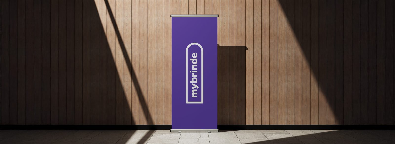 Roll-up banner roxo com logótipo mybrinde, expositor publicitário para stands em feiras e eventos