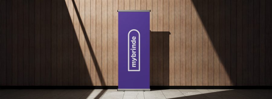 Roll-up banner roxo com logótipo mybrinde, expositor publicitário para stands em feiras e eventos